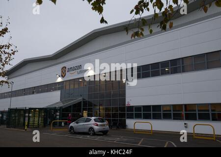 Embargo per il 2359 mercoledì 15 novembre Una visione generale del Fulfilment Centre di Amazon a Kingston Park a Peterborough mentre il rivenditore online si prepara per il Black Friday. Foto Stock