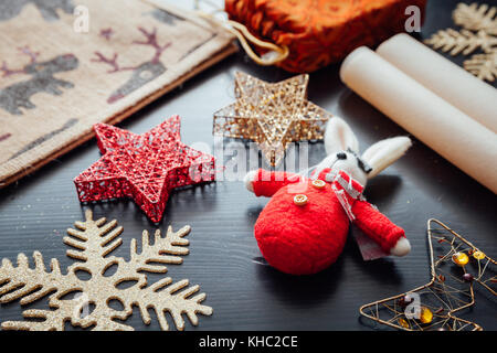 Vacanze di Natale decorazioni preparate per la confezione regalo Foto Stock