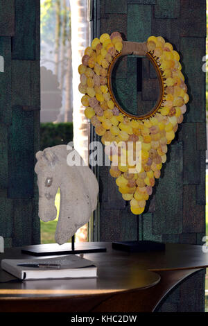 Corallo naturale testa di cavallo scultura, arte lavoro in Cheval Blanc Randheli, Maldive Foto Stock