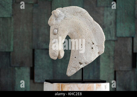 Corallo naturale testa di cavallo scultura, arte lavoro in Cheval Blanc Randheli, Maldive Foto Stock