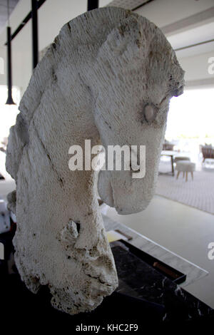 Corallo naturale testa di cavallo scultura, arte lavoro in Cheval Blanc Randheli, Maldive Foto Stock