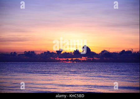 La mattina al crepuscolo al sam roi yot beach,Prachuap Khiri Khan thailandia Foto Stock