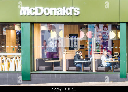 Ristorante McDonald's sulla High Street a Kettering, Inghilterra. Foto Stock