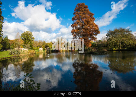 Wakehurst Place. Giardini maestosi con colori oro e rosso autunnali. Lago. Cammina. Sala da tè. Ristorante. Grandi alberi. Viste raffinate. Kew. NAT Trust. Foto Stock