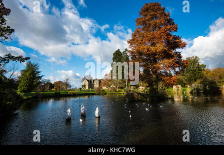 Wakehurst Place. Giardini maestosi con colori oro e rosso autunnali. Lago. Cammina. Sala da tè. Ristorante. Grandi alberi. Viste raffinate. Kew. NAT Trust. Foto Stock