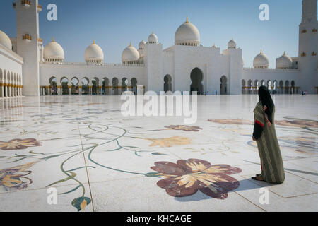 Un visitatore ammira l architettura della Sheikh Zayed Grande Moschea di Abu Dhabi, Emirati arabi uniti Foto Stock