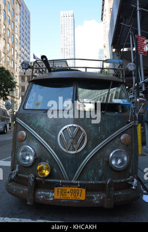 La città di new york, Stati Uniti - 05 agosto: camminare a new york strade sul 05 agosto 2013. new york è famosa e la più grande città in Regno st Foto Stock