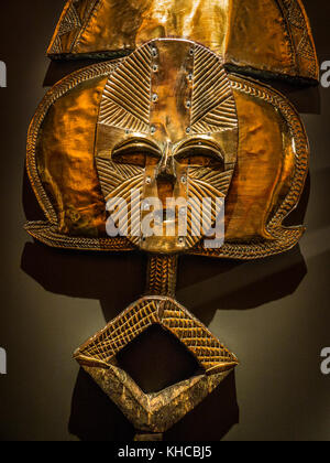 KOTA GABON BANTU faccia etnica metallo reliquiario iconico volto artistico raro realizzato dal popolo Bakota (Kota), un gruppo etnico Bantu del Gabon Foto Stock
