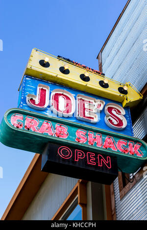 Rinomato ristorante di pesce segno a Fishermans Wharf San Francisco California USA Joe's Crab Shack aperto segno colorato colorato freccia gialla lampeggiante luci Foto Stock