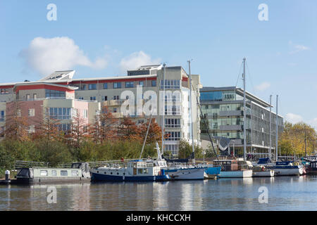 Moderno appartamento riverside ed edifici per uffici, Hannover Quay, Floating Harbour, Harbourside, Bristol, Inghilterra, Regno Unito Foto Stock