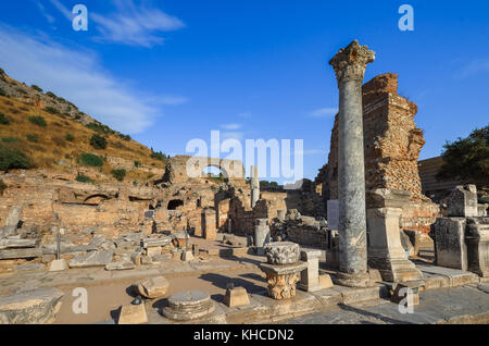 Le rovine della città antica di Efeso con il teatro e la famosa biblioteca di Celso, Turchia Foto Stock