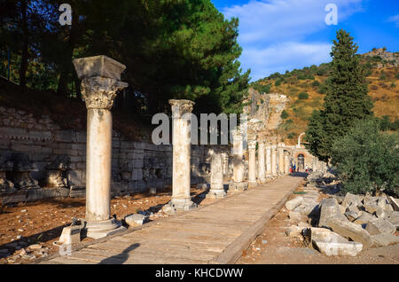 Le rovine della città antica di Efeso con il teatro e la famosa biblioteca di Celso, Turchia Foto Stock