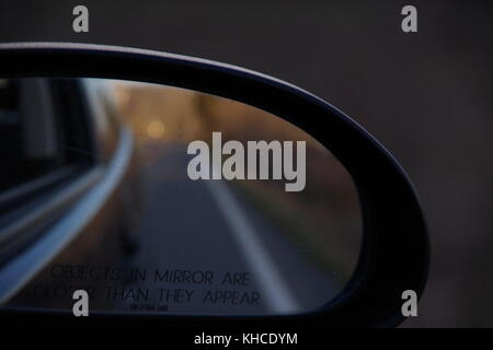 Close-up del lato passeggero specchio parafango su un 2001 Ford focus zx3 lungo una strada nella contea di berkeley, West Virginia. Foto Stock