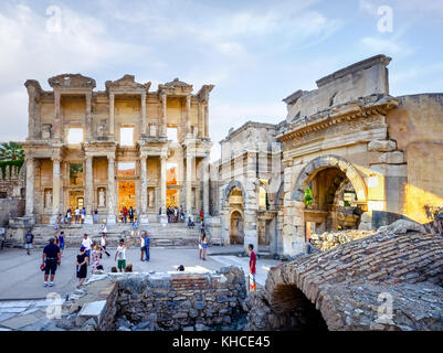 Le rovine della città antica di Efeso con il teatro e la famosa biblioteca di Celso, Turchia Foto Stock