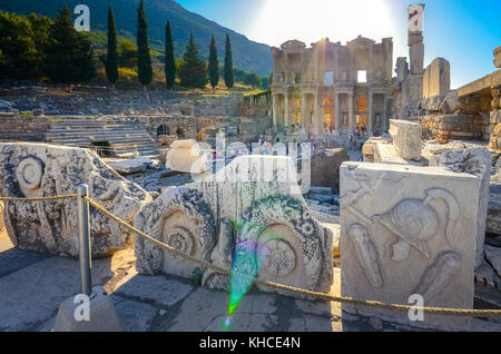 Le rovine della città antica di Efeso con il teatro e la famosa biblioteca di Celso, Turchia Foto Stock