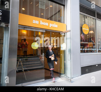 Un Au Bon Pain cafe a new york il giovedì, 9 novembre 2017. il fast-casual Panera Bread co., di proprietà di jab Holding ha acquisito la Au Bon Pain catena per un importo segrete. (© richard b. levine) Foto Stock