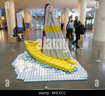 Una marea crescente di Leslie e. robertson associates (lera) nel venticinquesimo canstruction annuale concorso di design di new york, visto il martedì, 7 novembre 2017, sul display nel posto di Brookfield a new york. studio di architettura e progettazione che partecipano alla progettazione e costruzione di strutture gigante realizzato da lattine di cibo. le lattine vengono donati alla città il raccolto alla chiusura della mostra. Oltre 100.000 lattine di cibo sono raccolti e verranno utilizzate per alimentare i bisognosi a 500 nelle mense per i poveri e gli alimenti riposterie. (© richard b. levine) Foto Stock