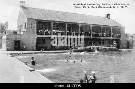 Una cartolina da una fotografia di una grande piscina comunale e club house, diverse persone possono essere viste in acqua mentre altre sono in procinto di saltare in piedi dai bordi, la casa club a due piani in pietra si trova al bordo della piscina, 1900. Dalla Biblioteca pubblica di New York. Foto Stock