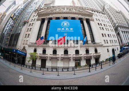 La borsa di New York decorato per il primo giorno di negoziazione per il four seasons istruzione (Cayman) ipo Mercoledì, 8 novembre 2017. Fondato nel 2014 la società fornisce tutoring matematica ed è la più grande dopo-scuola tutoring company in Shanghai.(© richard b. levine) Foto Stock