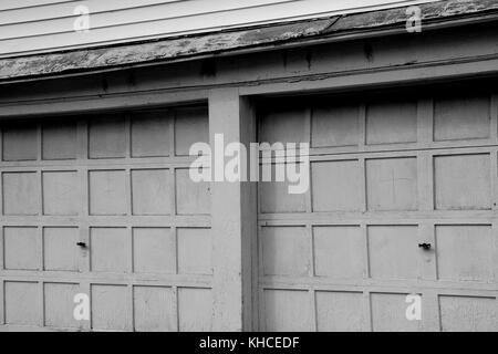 Una coppia di vecchie porte di garage lungo una strada di martinsburg, West Virginia. Foto Stock