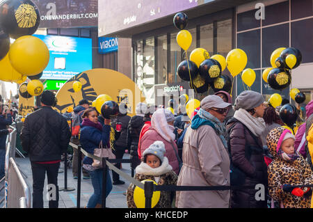 Migliaia di re leone ventole scenda su times square a new york domenica, 12 novembre 2017 per un evento che celebra il ventesimo anniversario della Disney, il 'Il Re Leone' broadway produzione. I partecipanti sono stati trattati per intrattenimento da membri del cast e la possibilità di vincere i biglietti per l'anniversario performance al Teatro minskoff mercoledì. il Walt Disney Co., in aumento per il proprio servizio di streaming, è stato segnalato per essere in trattative per acquisire il XXI secolo fox. (© richard b. levine) Foto Stock