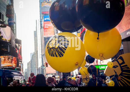 Migliaia di re leone ventole scenda su times square a new york domenica, 12 novembre 2017 per un evento che celebra il ventesimo anniversario della Disney, il 'Il Re Leone' broadway produzione. I partecipanti sono stati trattati per intrattenimento da membri del cast e la possibilità di vincere i biglietti per l'anniversario performance al Teatro minskoff mercoledì. il Walt Disney Co., in aumento per il proprio servizio di streaming, è stato segnalato per essere in trattative per acquisire il XXI secolo fox. (© richard b. levine) Foto Stock