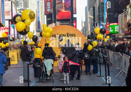 Migliaia di re leone ventole scenda su times square a new york domenica, 12 novembre 2017 per un evento che celebra il ventesimo anniversario della Disney, il 'Il Re Leone' broadway produzione. I partecipanti sono stati trattati per intrattenimento da membri del cast e la possibilità di vincere i biglietti per l'anniversario performance al Teatro minskoff mercoledì. il Walt Disney Co., in aumento per il proprio servizio di streaming, è stato segnalato per essere in trattative per acquisire il XXI secolo fox. (© richard b. levine) Foto Stock