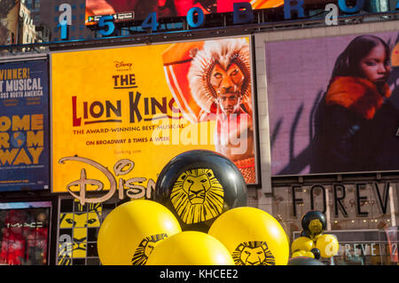 Migliaia di re leone ventole scenda su times square a new york domenica, 12 novembre 2017 per un evento che celebra il ventesimo anniversario della Disney, il 'Il Re Leone' broadway produzione. I partecipanti sono stati trattati per intrattenimento da membri del cast e la possibilità di vincere i biglietti per l'anniversario performance al Teatro minskoff mercoledì. il Walt Disney Co., in aumento per il proprio servizio di streaming, è stato segnalato per essere in trattative per acquisire il XXI secolo fox. (© richard b. levine) Foto Stock