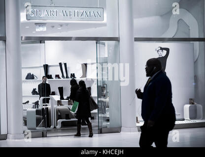 La Stuart Weitzman store nel world trade center hub di trasporto oculus in new york martedì, 7 novembre 2017. arazzo, il proprietario del coach, kate spade e Stuart Weitzman marche fiscali riportati nel primo trimestre il fatturato che perdere degli analisti aspettative sebbene weitzman ha visto una crescita a doppia cifra. (© richard b. levine) Foto Stock