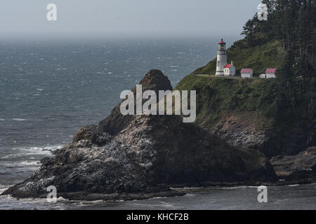 Heceta head lighthouse nel tardo pomeriggio lungo la costa dell'Oregon Foto Stock