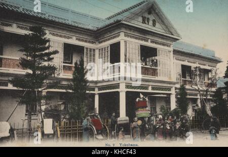 Cartolina colorata a mano della famosa casa di prostituzione nota come Jinpuro (Nectarine) o No 9, a Yokohama, prefettura di Kanagawa, Giappone, 1912. Dalla New York Public Library. Foto Stock