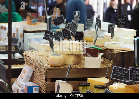 Pressione di stallo di formaggio al mercato di Broadway in Hackney, Londra. Selezione dei vari prodotti lattiero-caseari in vendita. Foto Stock