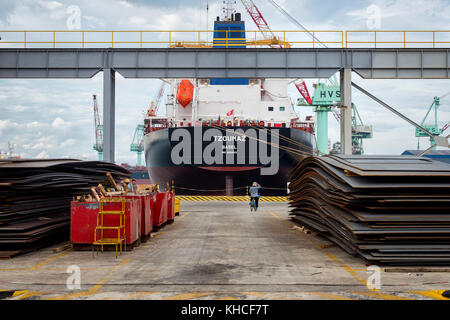 Costruzione navale piastre di acciaio in dockyard. camranh cantiere. vietnam Foto Stock