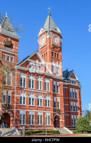 Auburn University, William j samford hall, edificio amministrativo del college campus con la sua torre dell'orologio di Auburn Alabama, Stati Uniti d'America.