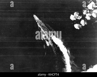 Il Giapponese portaerei Hiryu manovre per evitare bombe lanciate dalla USAAF Boeing B-17E Flying Fortress bombardieri durante la Battaglia di Midway, poco dopo 0800 ore, il 4 giugno 1942. Nota la grande hinomaru contrassegno di identificazione sulla prua, il Katakana caratteri di identificazione "hi" sul suo dopo il ponte di volo e almeno tre piani sul ponte. Foto Stock