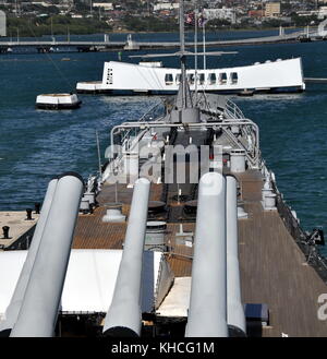 L'Arizona Memorial dal ponte della Nave da Battaglia Missouri Foto Stock