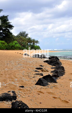 Una spiaggia tranquilla, in una posizione perfetta sulla N shore di Kauai, invita ! Foto Stock