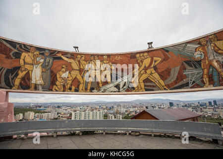 Vista della collina di Zaisan Memoriale Sovietico nel sud di Ulaanbaatar, in Mongolia. Foto Stock