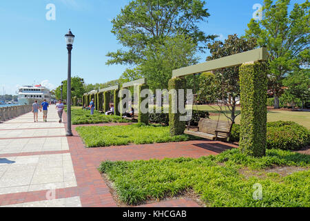 BEAUFORT, SOUTH CAROLINA - 16 APRILE 2017: Persone che si godono le altalene e la passeggiata dell'Henry C. Chambers Waterfront Park situato a sud di Bay Stree Foto Stock