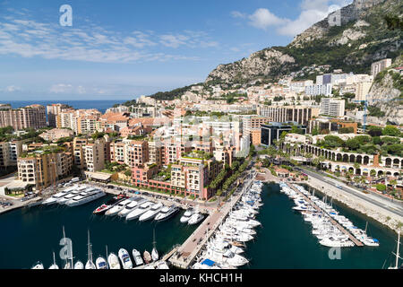 Il Principato di Monaco, vista sul porto di Fontvieille da terreni del palazzo. Foto Stock