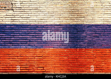 Bandiera nazionale russa dipinta su un muro di mattoni. illustrazione 3d. Foto Stock