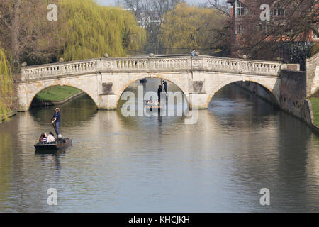 Regno Unito, Cambridge, punting lungo il fiume Cam sotto il ponte di Chiara. Foto Stock