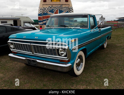 Vista frontale di tre quarti di un pick-up Ford F100 1970, al Silverstone Classic 2017 Foto Stock