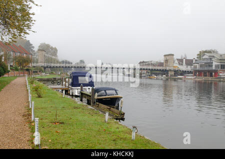 Barche sul fiume con il ponte di th background in marlow oxfordshire Foto Stock