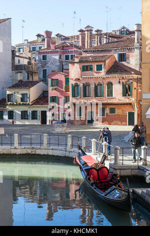 Campo della Maddalena, Cannaregio, Venezia, Veneto, Italia con una gondola in primo piano e colorata architettura medievale. Foto Stock