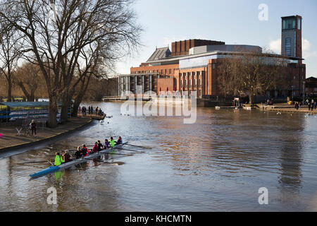 Regno Unito, Warwickshire, Stratford-upon-Avon, la Royal Shakespeare Company teatro sulle rive del fiume Avon. Foto Stock