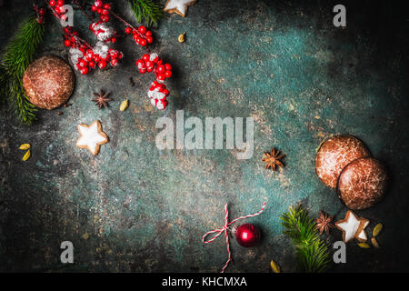 Natale sfondo vintage con rami di abete, cookie e gingerbreads, vista dall'alto il telaio Foto Stock