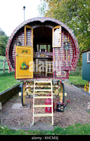 Dipinto a mano tradizionale gypsy caravan, vista frontale Foto Stock