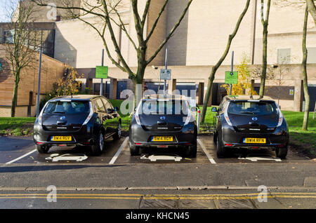 Le automobili elettriche per noleggio, parte dell'e-car club, centro città, Northampton, Regno Unito Foto Stock