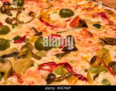 La vera pizza italiana, condito con verdure e funghi Foto Stock